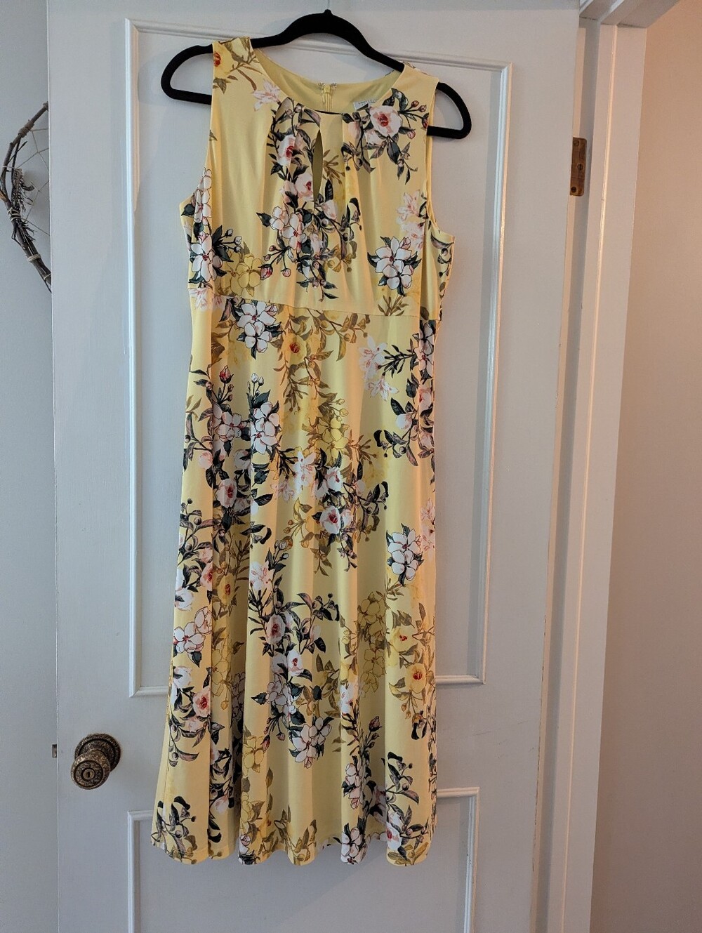 London Style Size 8 Sleeveless Flowy Yellow Floral Calf Length Dress